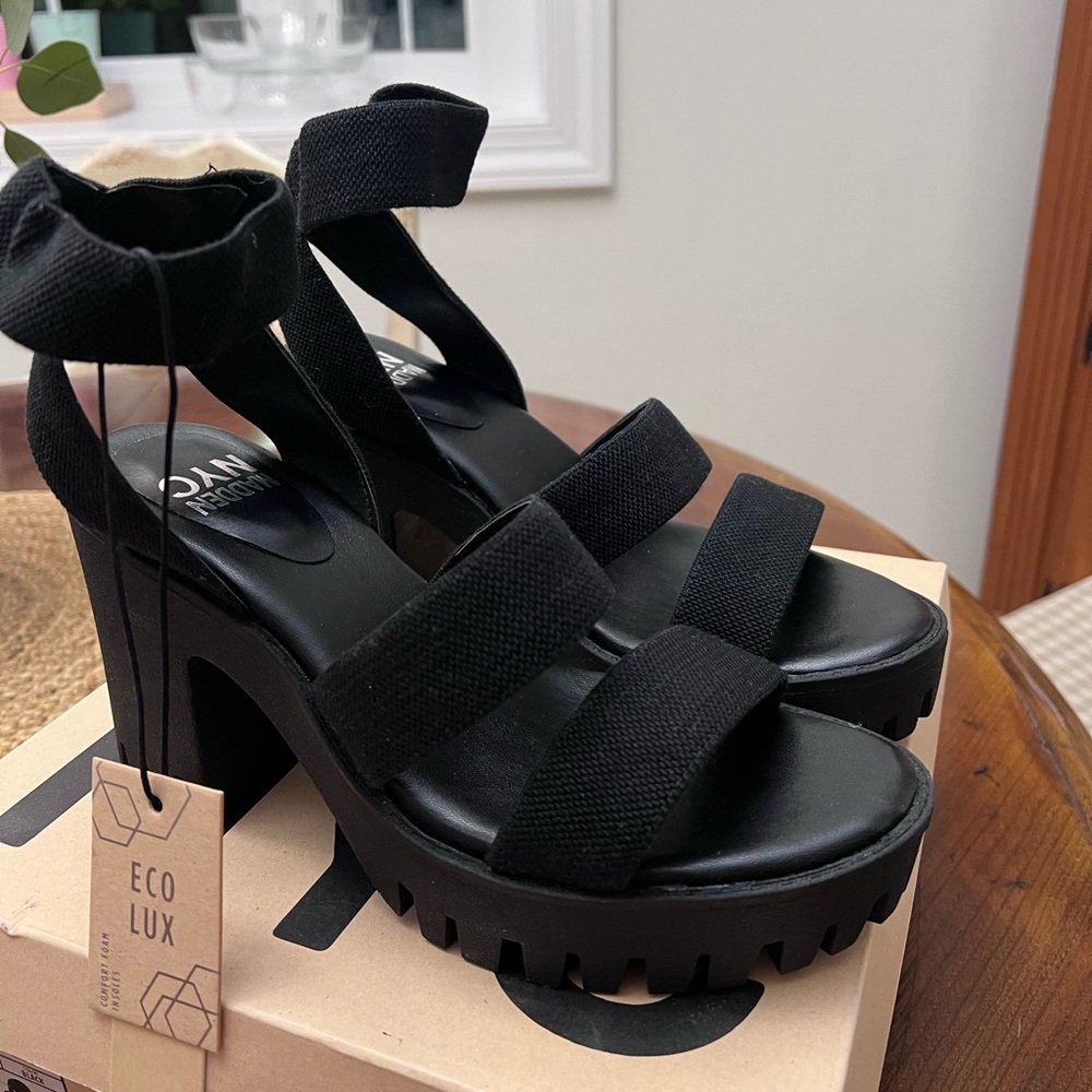 Black Strappy Steve Madden “madden nyc” chunky heel. Comfort foam insoles.